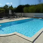 A L'ombre Du Marronnier La Peruse