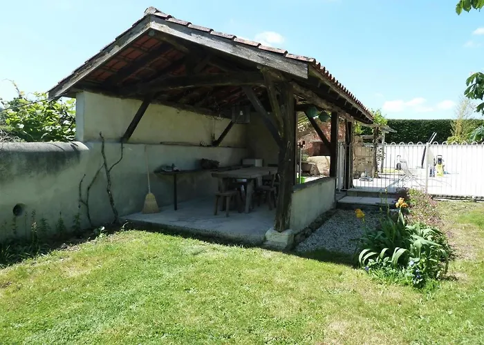 A L'ombre Du Marronnier La Peruse