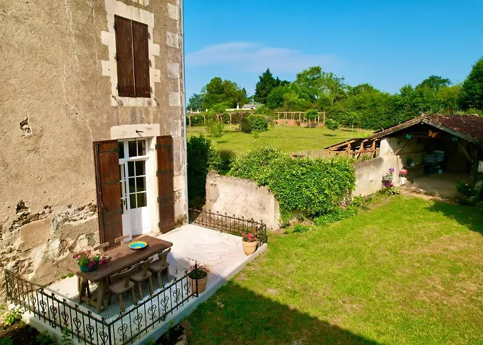 A L'ombre Du Marronnier Bed & Breakfast La Peruse