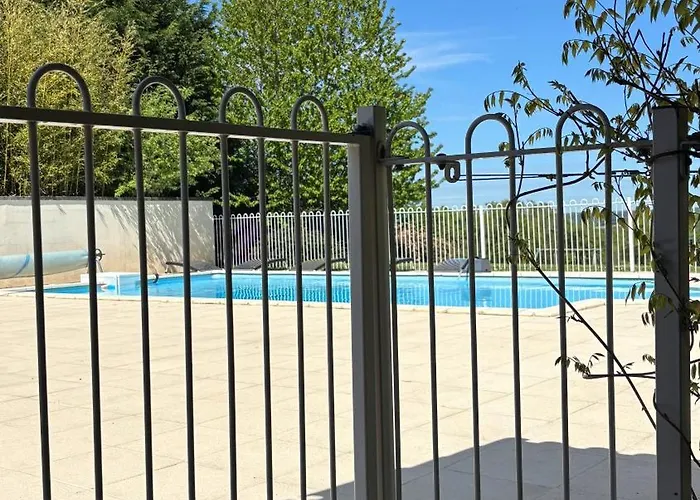 A L'ombre Du Marronnier La Peruse