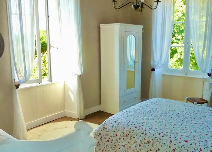 A L'ombre Du Marronnier 4*