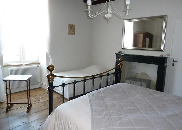 A L'ombre Du Marronnier La Peruse