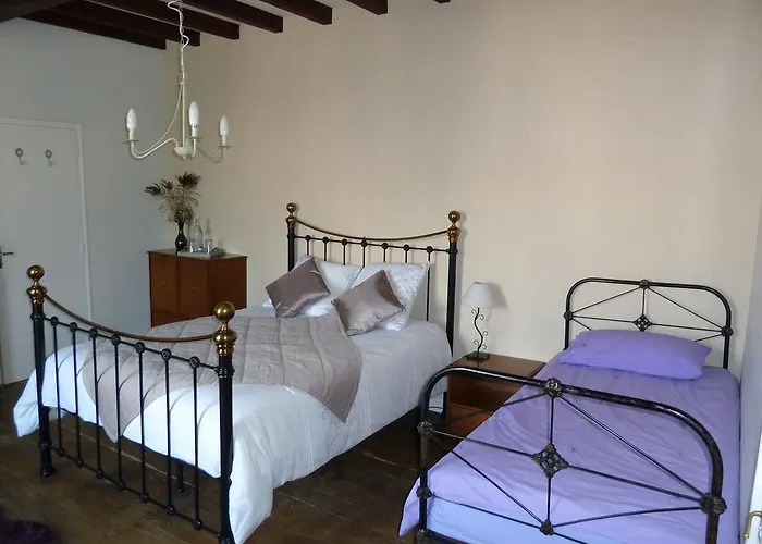 A L'ombre Du Marronnier La Peruse